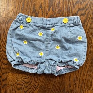 Baby Boden bubble shorts with embroidered daisies - size 18-24 months